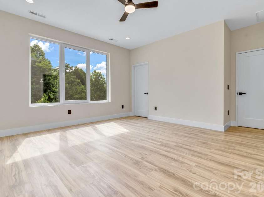 221 Coopers Drive, Hendersonville, NC 28739.  MLS# CAR4384454, YatesRealty ID 29301. 