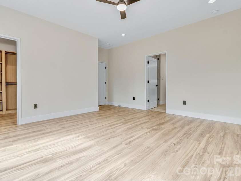 221 Coopers Drive, Hendersonville, NC 28739.  MLS# CAR4384454, YatesRealty ID 29301. 