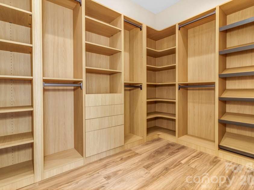221 Coopers Drive, Hendersonville, NC 28739.  MLS# CAR4384454, YatesRealty ID 29301. 