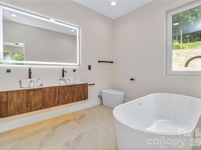 221 Coopers Drive, Hendersonville, NC 28739.  MLS# CAR4384454, YatesRealty ID 29301. 