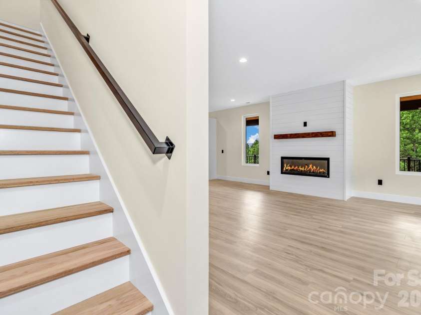 221 Coopers Drive, Hendersonville, NC 28739.  MLS# CAR4384454, YatesRealty ID 29301. 