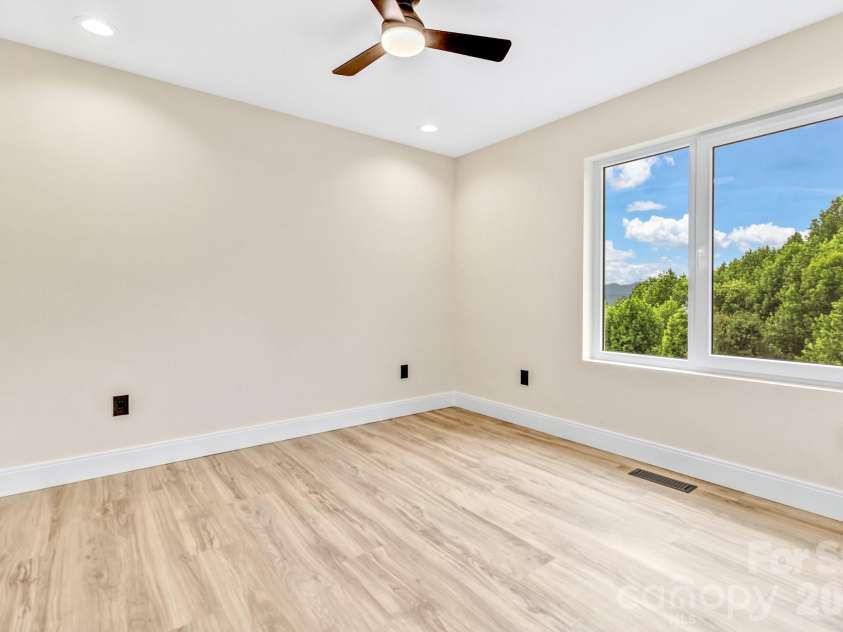 221 Coopers Drive, Hendersonville, NC 28739.  MLS# CAR4384454, YatesRealty ID 29301. 