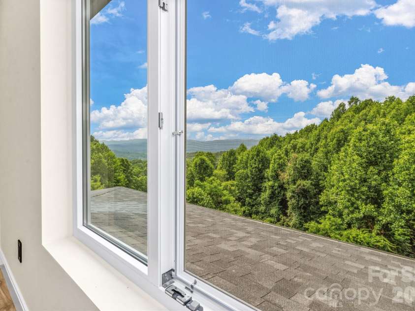 221 Coopers Drive, Hendersonville, NC 28739.  MLS# CAR4384454, YatesRealty ID 29301. 