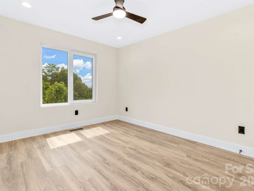 221 Coopers Drive, Hendersonville, NC 28739.  MLS# CAR4384454, YatesRealty ID 29301. 