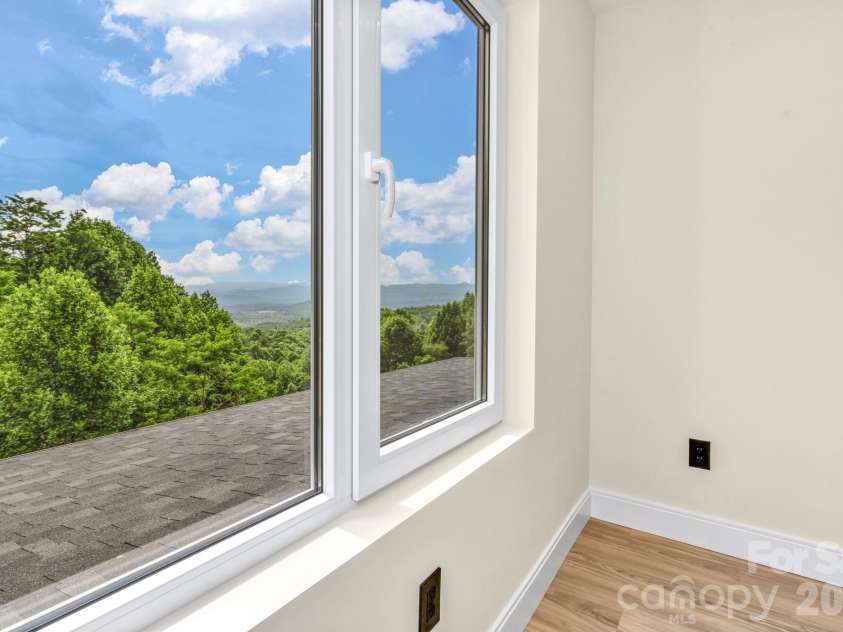 221 Coopers Drive, Hendersonville, NC 28739.  MLS# CAR4384454, YatesRealty ID 29301. 
