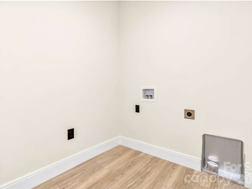 221 Coopers Drive, Hendersonville, NC 28739.  MLS# CAR4384454, YatesRealty ID 29301. 