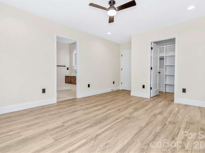 221 Coopers Drive, Hendersonville, NC 28739.  MLS# CAR4384454, YatesRealty ID 29301. 