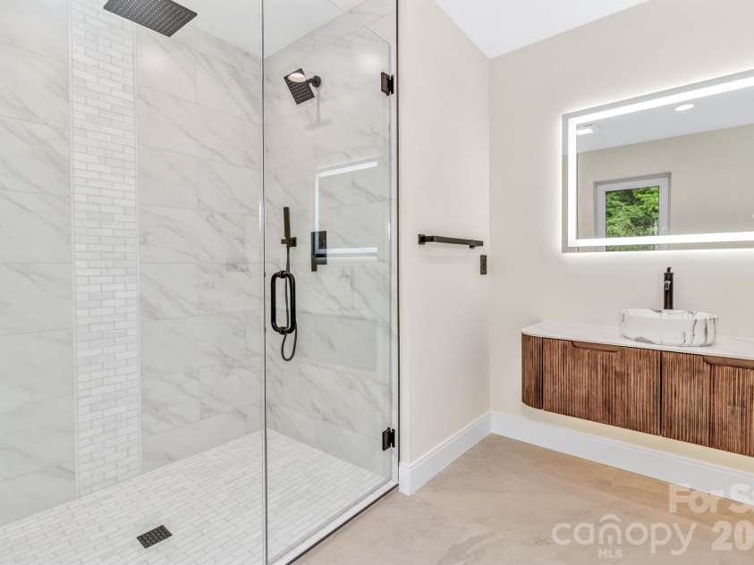 221 Coopers Drive, Hendersonville, NC 28739.  MLS# CAR4384454, YatesRealty ID 29301. 