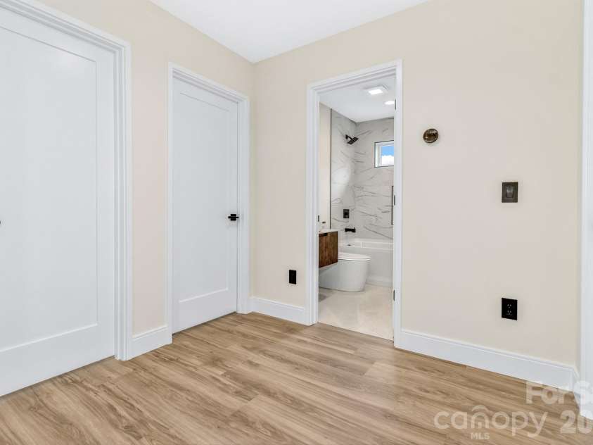 221 Coopers Drive, Hendersonville, NC 28739.  MLS# CAR4384454, YatesRealty ID 29301. 