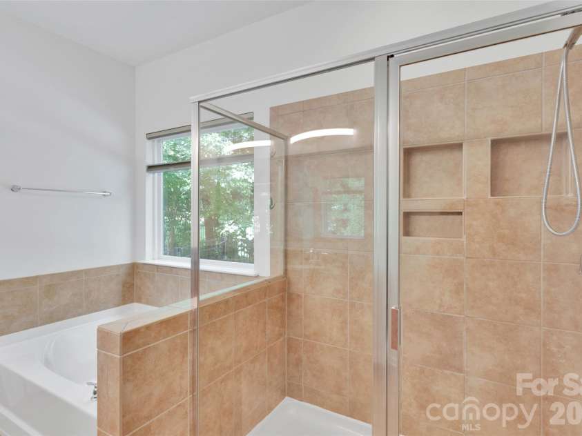 8214 Aspen Court, Charlotte, NC 28227.  MLS# CAR4272999, YatesRealty ID 29302. Primary Bath