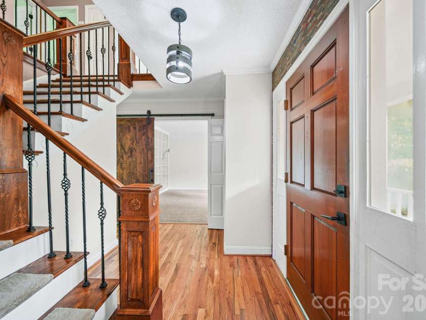 5479 Gunpowder Drive, Hickory, NC 28601.  MLS# CAR4382417, YatesRealty ID 29303. 