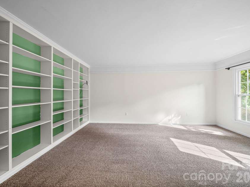 5479 Gunpowder Drive, Hickory, NC 28601.  MLS# CAR4382417, YatesRealty ID 29303. 