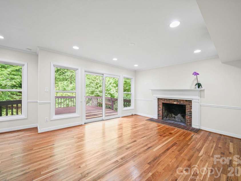 5479 Gunpowder Drive, Hickory, NC 28601.  MLS# CAR4382417, YatesRealty ID 29303. 