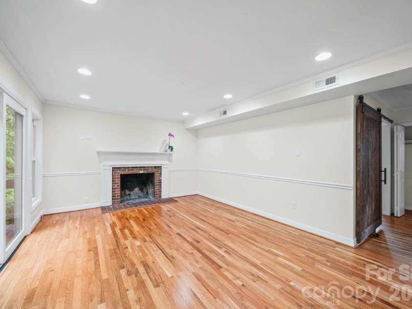 5479 Gunpowder Drive, Hickory, NC 28601.  MLS# CAR4382417, YatesRealty ID 29303. 
