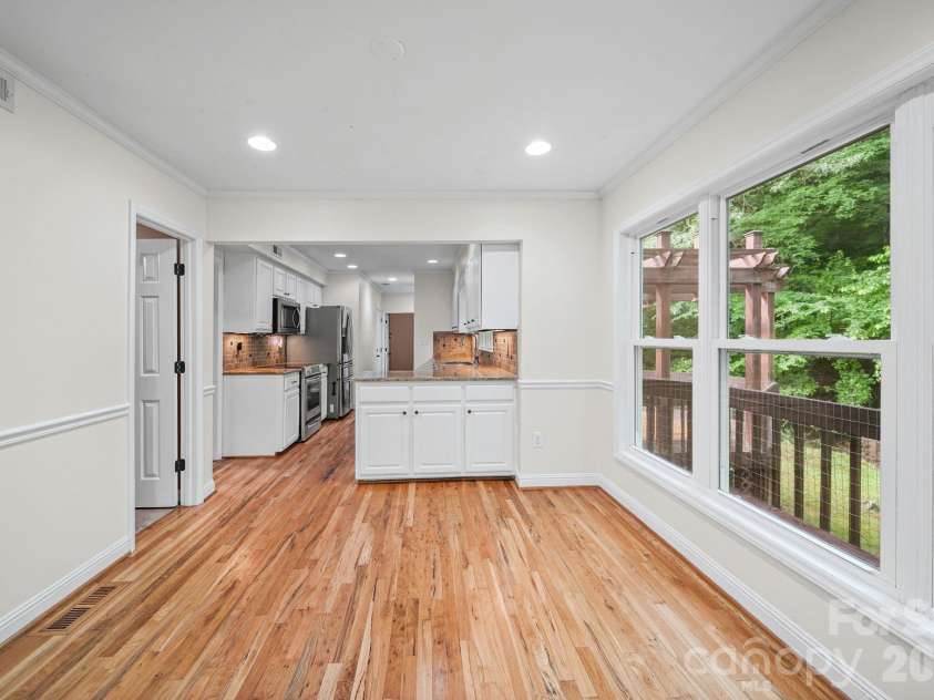 5479 Gunpowder Drive, Hickory, NC 28601.  MLS# CAR4382417, YatesRealty ID 29303. 
