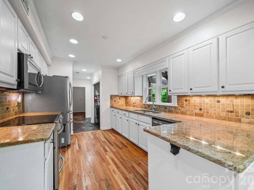 5479 Gunpowder Drive, Hickory, NC 28601.  MLS# CAR4382417, YatesRealty ID 29303. 