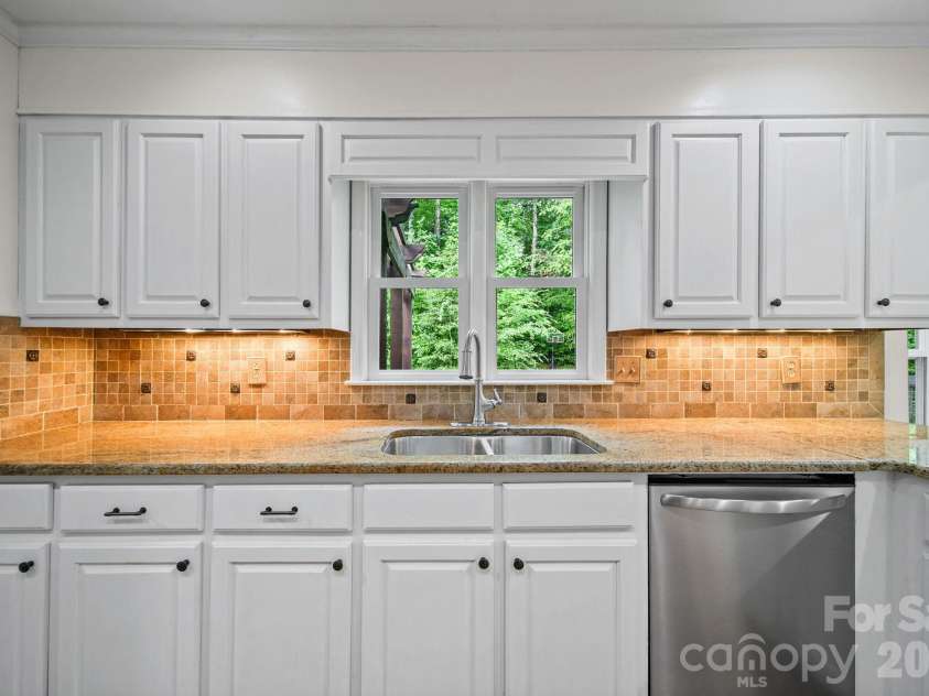 5479 Gunpowder Drive, Hickory, NC 28601.  MLS# CAR4382417, YatesRealty ID 29303. 