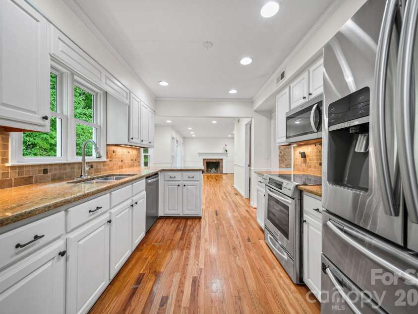 5479 Gunpowder Drive, Hickory, NC 28601.  MLS# CAR4382417, YatesRealty ID 29303. 