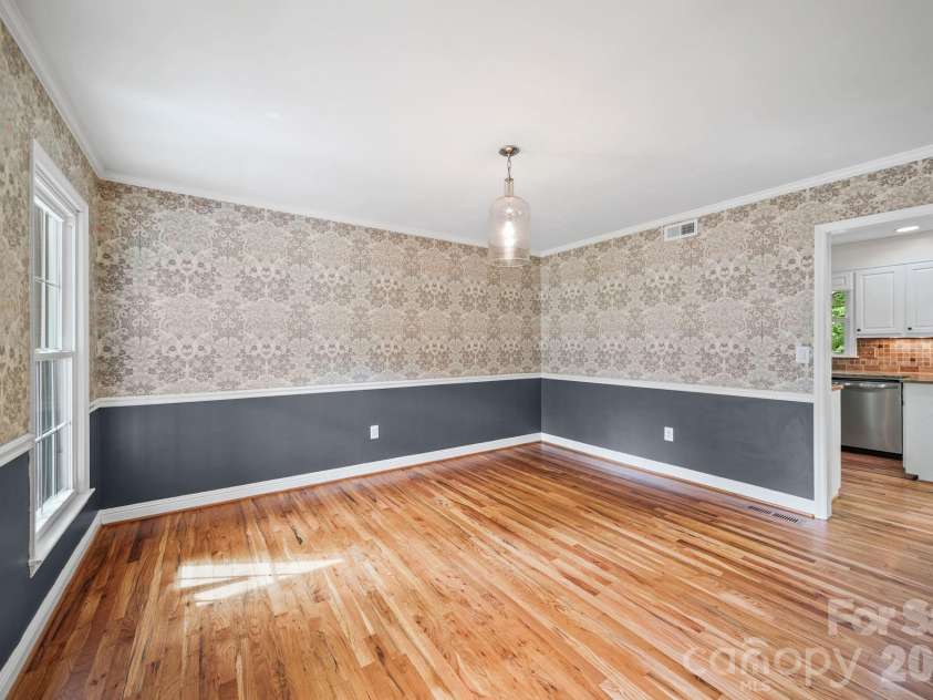 5479 Gunpowder Drive, Hickory, NC 28601.  MLS# CAR4382417, YatesRealty ID 29303. 