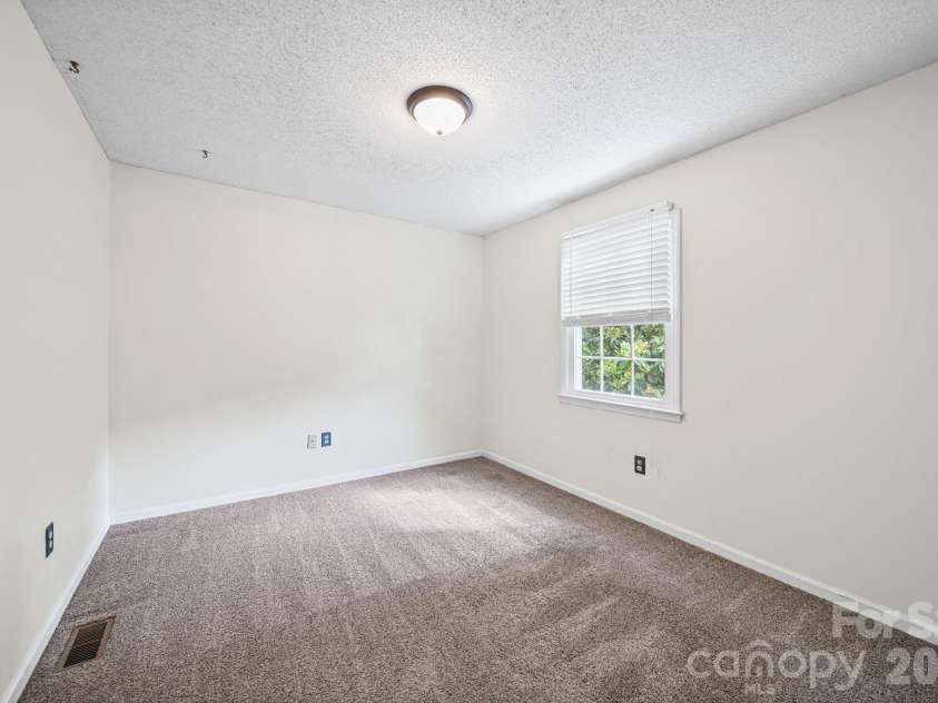 5479 Gunpowder Drive, Hickory, NC 28601.  MLS# CAR4382417, YatesRealty ID 29303. 