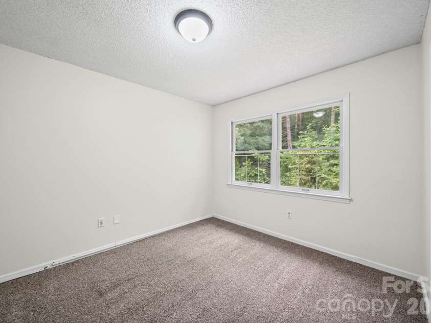 5479 Gunpowder Drive, Hickory, NC 28601.  MLS# CAR4382417, YatesRealty ID 29303. 