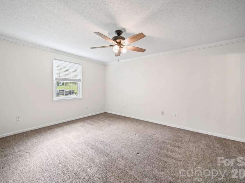 5479 Gunpowder Drive, Hickory, NC 28601.  MLS# CAR4382417, YatesRealty ID 29303. 