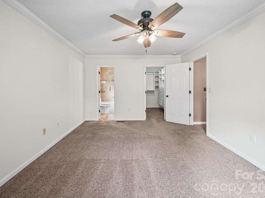 5479 Gunpowder Drive, Hickory, NC 28601.  MLS# CAR4382417, YatesRealty ID 29303. 