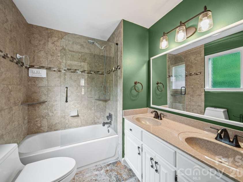 5479 Gunpowder Drive, Hickory, NC 28601.  MLS# CAR4382417, YatesRealty ID 29303. 