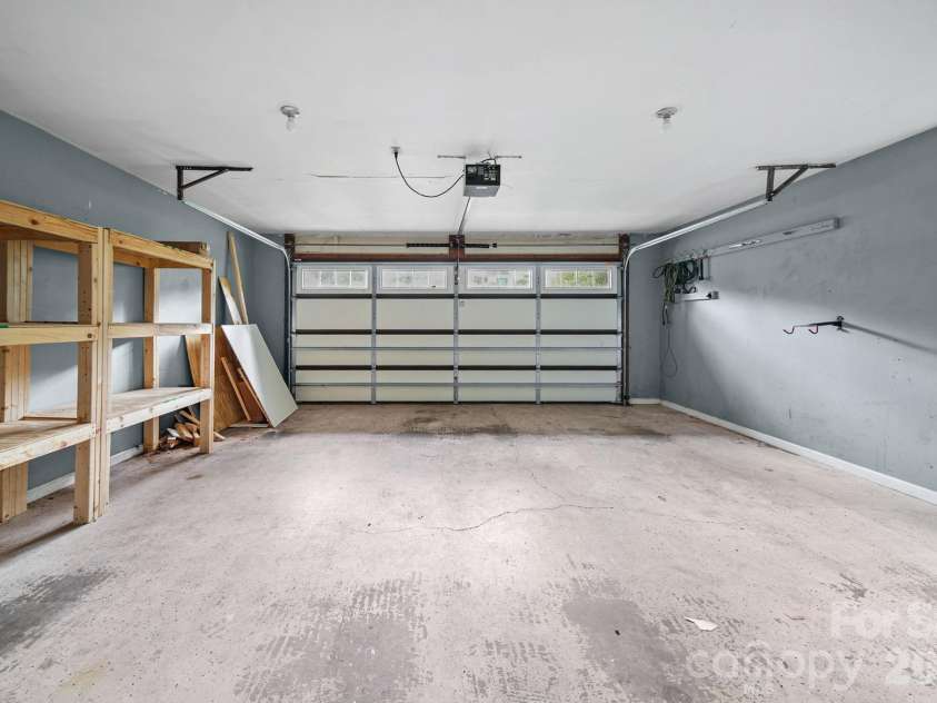 5479 Gunpowder Drive, Hickory, NC 28601.  MLS# CAR4382417, YatesRealty ID 29303. 