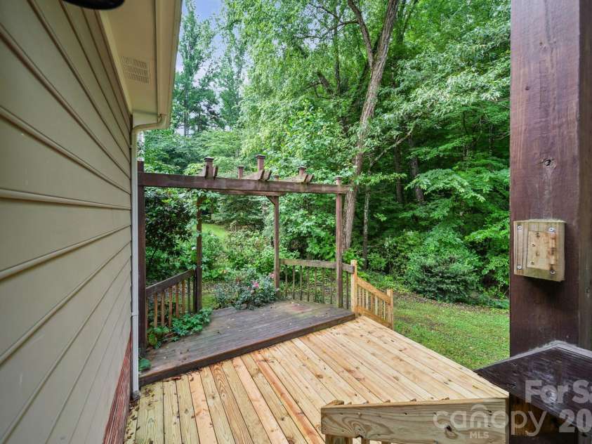 5479 Gunpowder Drive, Hickory, NC 28601.  MLS# CAR4382417, YatesRealty ID 29303. 