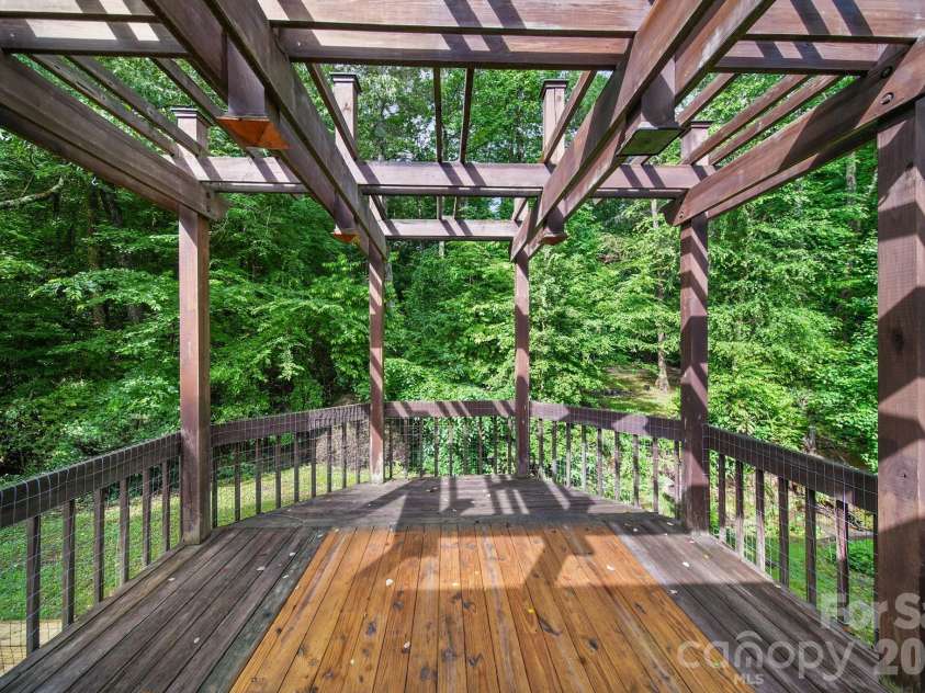 5479 Gunpowder Drive, Hickory, NC 28601.  MLS# CAR4382417, YatesRealty ID 29303. 