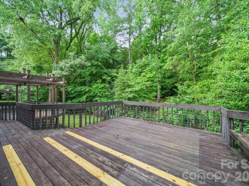5479 Gunpowder Drive, Hickory, NC 28601.  MLS# CAR4382417, YatesRealty ID 29303. 