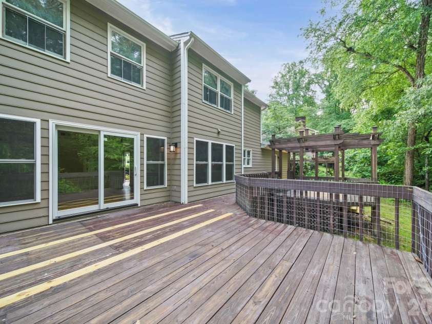 5479 Gunpowder Drive, Hickory, NC 28601.  MLS# CAR4382417, YatesRealty ID 29303. 