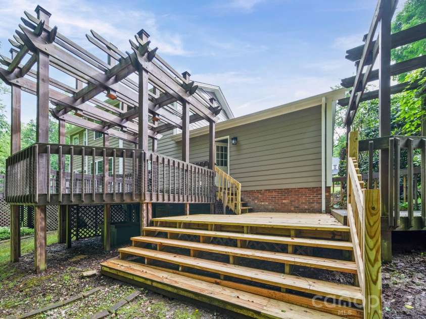 5479 Gunpowder Drive, Hickory, NC 28601.  MLS# CAR4382417, YatesRealty ID 29303. 