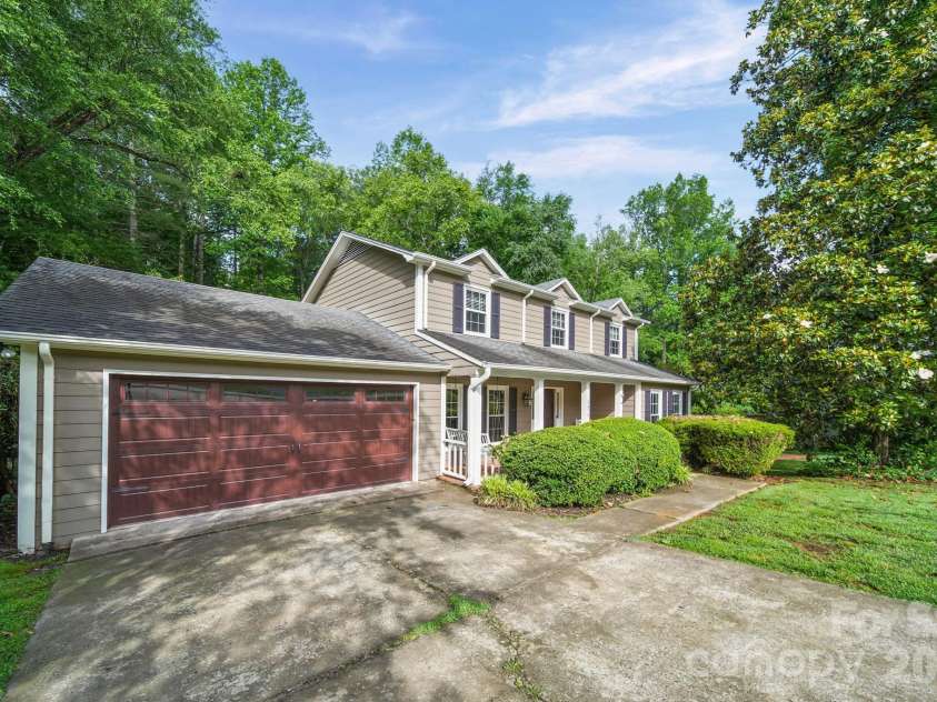 5479 Gunpowder Drive, Hickory, NC 28601.  MLS# CAR4382417, YatesRealty ID 29303. 