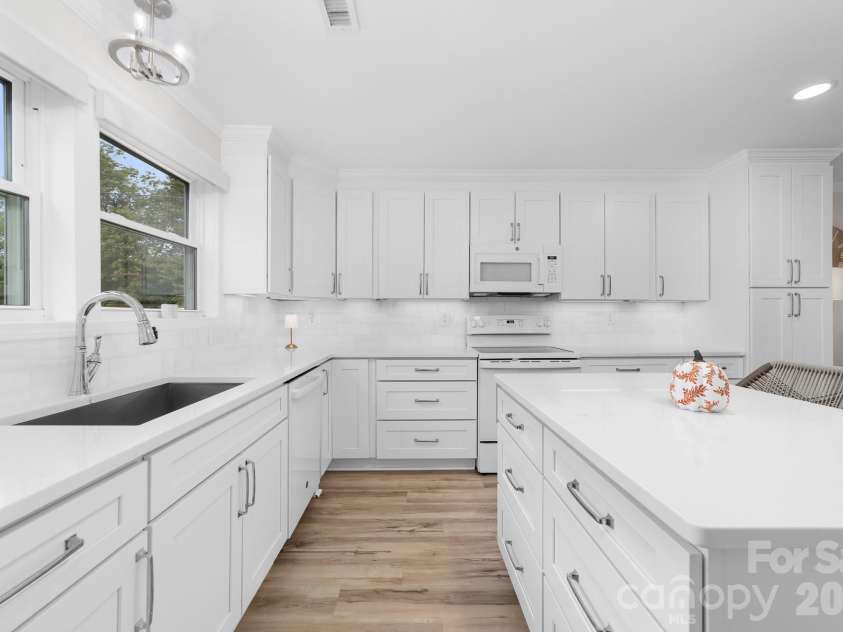 1532 South Point Road, Belmont, NC 28012.  MLS# CAR4229379, YatesRealty ID 29304. 