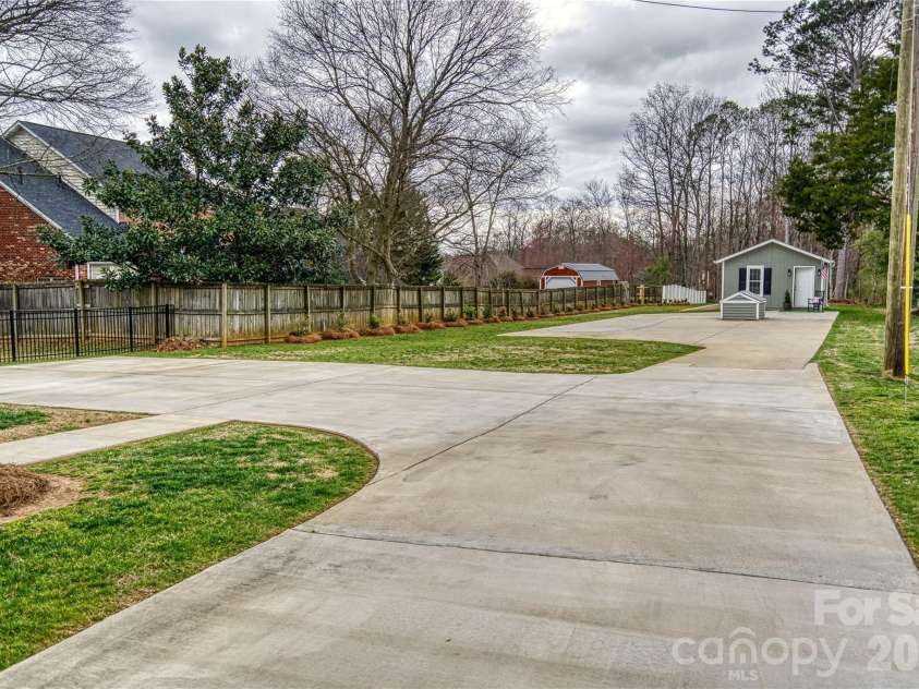 1532 South Point Road, Belmont, NC 28012.  MLS# CAR4229379, YatesRealty ID 29304. Great parking area