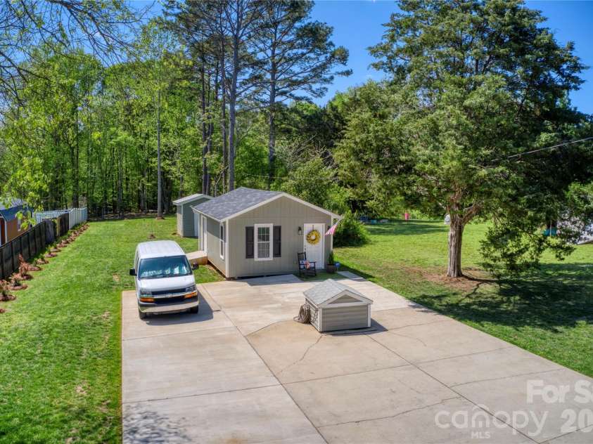 1532 South Point Road, Belmont, NC 28012.  MLS# CAR4229379, YatesRealty ID 29304. Need a workshop or home office? This one has split unit HVAC and roll up door!