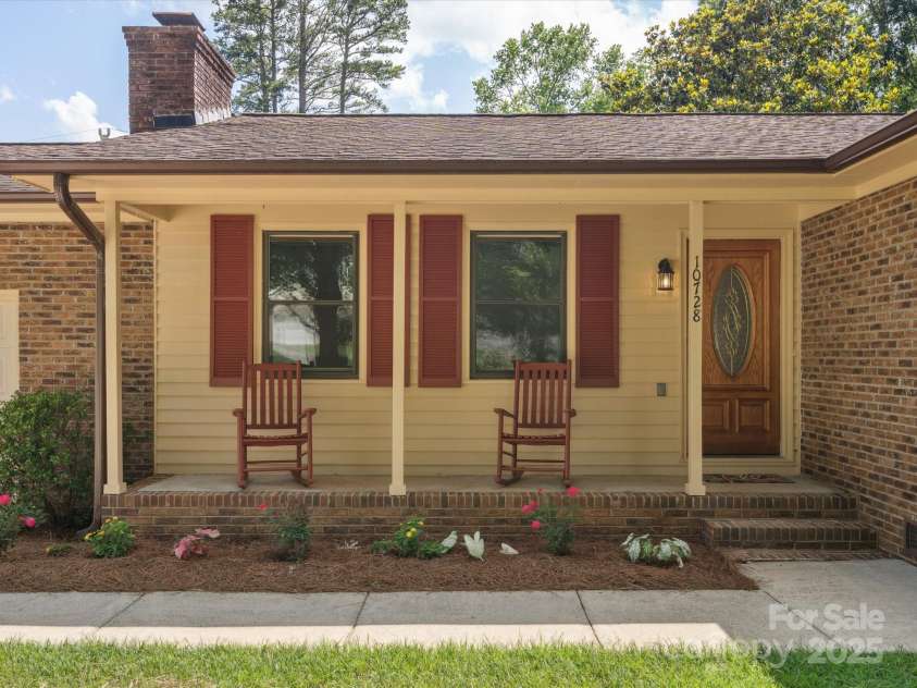 10728 Forest Drive, Matthews, NC 28105.  MLS# CAR4271015, YatesRealty ID 29307. 
