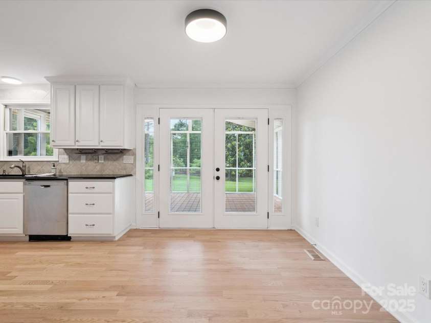 10728 Forest Drive, Matthews, NC 28105.  MLS# CAR4271015, YatesRealty ID 29307. 