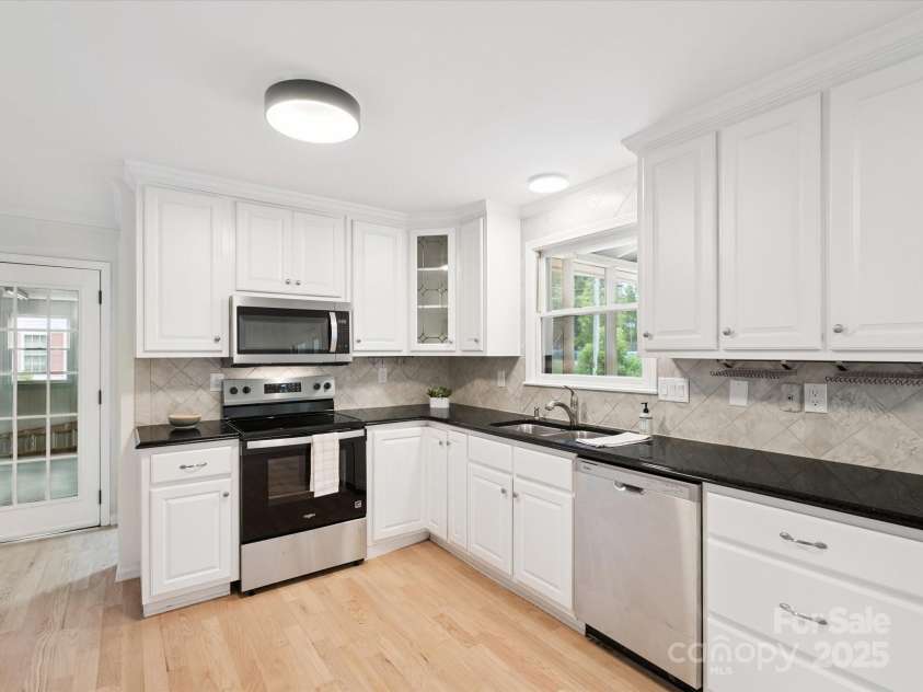 10728 Forest Drive, Matthews, NC 28105.  MLS# CAR4271015, YatesRealty ID 29307. 