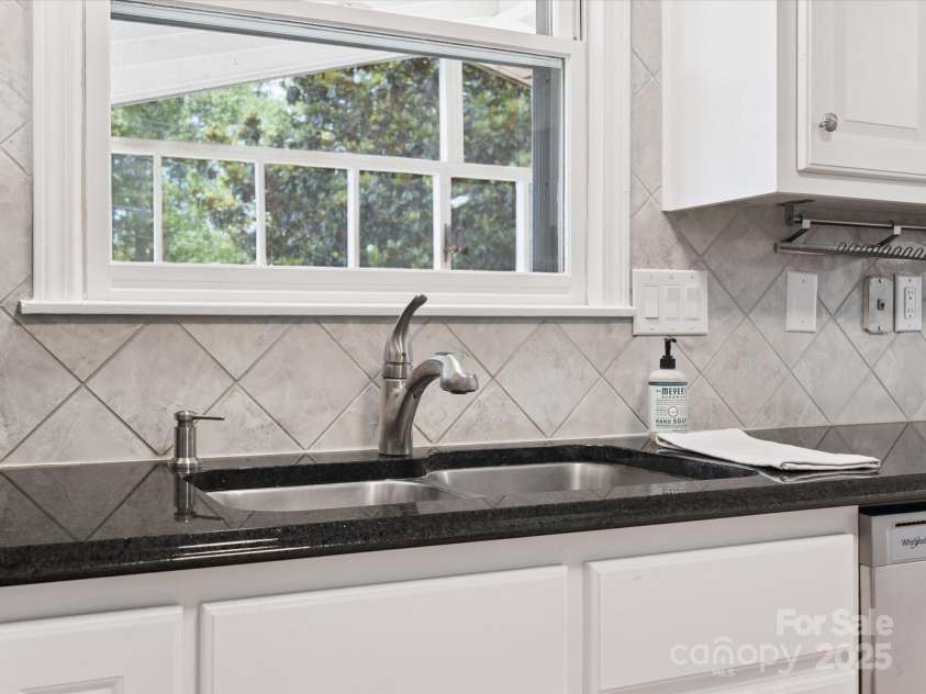 10728 Forest Drive, Matthews, NC 28105.  MLS# CAR4271015, YatesRealty ID 29307. 