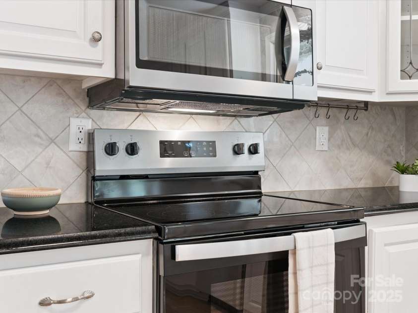 10728 Forest Drive, Matthews, NC 28105.  MLS# CAR4271015, YatesRealty ID 29307. 