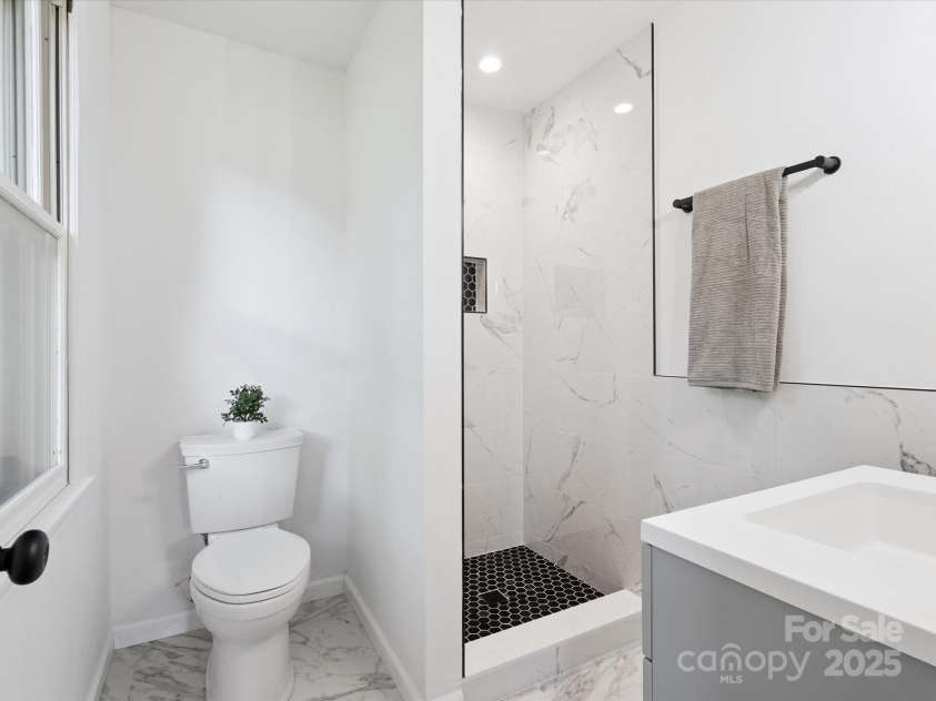 10728 Forest Drive, Matthews, NC 28105.  MLS# CAR4271015, YatesRealty ID 29307. 