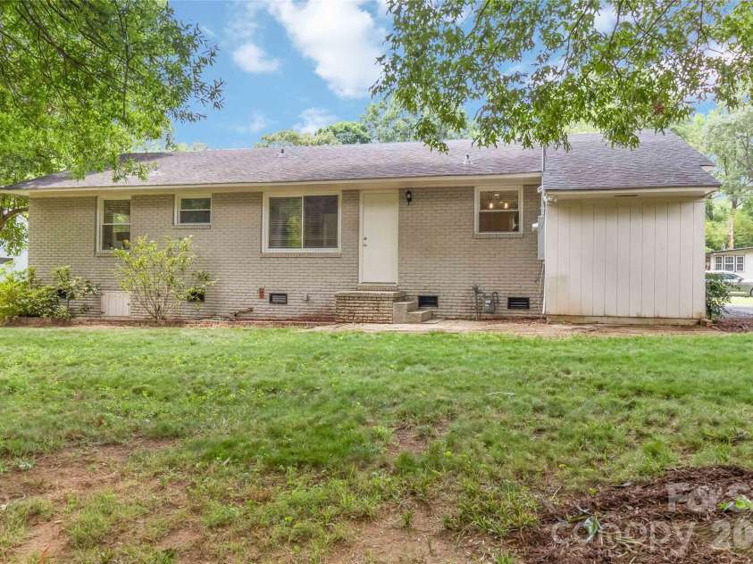 3526 Stonehaven Drive, Charlotte, NC 28215.  MLS# CAR4391236, YatesRealty ID 29308. 