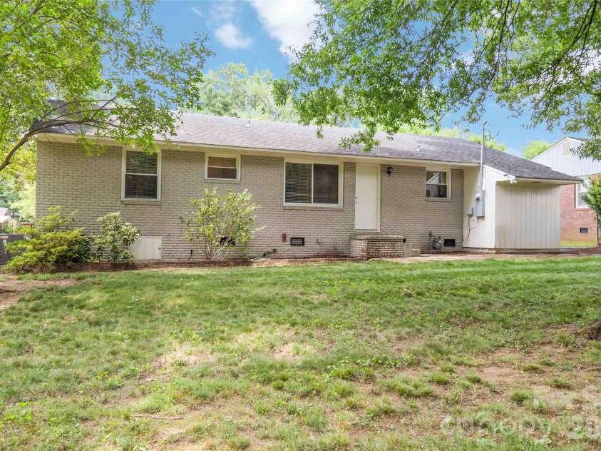 3526 Stonehaven Drive, Charlotte, NC 28215.  MLS# CAR4391236, YatesRealty ID 29308. 
