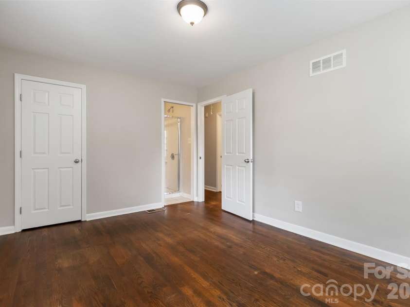 3526 Stonehaven Drive, Charlotte, NC 28215.  MLS# CAR4391236, YatesRealty ID 29308. Bedroom 3 with attached full bathroom