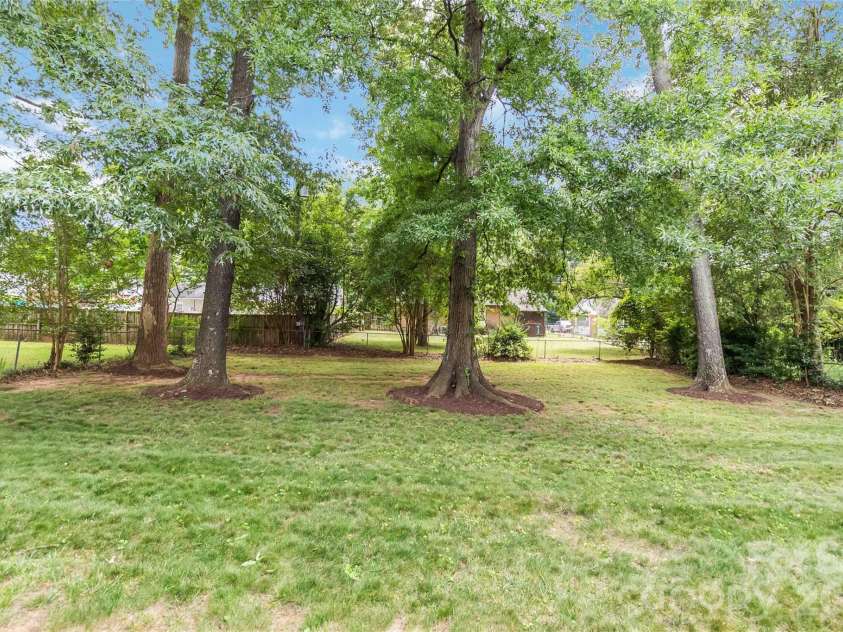 3526 Stonehaven Drive, Charlotte, NC 28215.  MLS# CAR4391236, YatesRealty ID 29308. Large, flat backyard