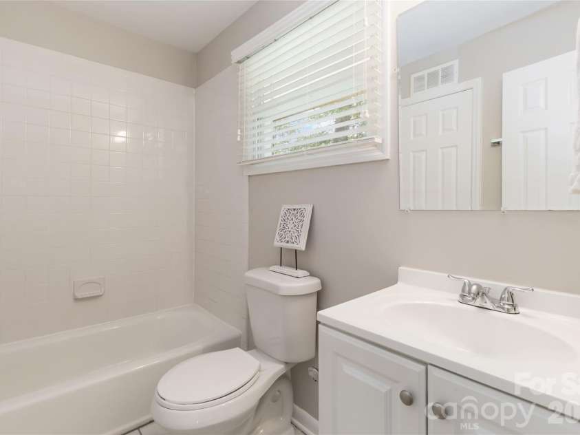 3526 Stonehaven Drive, Charlotte, NC 28215.  MLS# CAR4391236, YatesRealty ID 29308. Primary bathroom