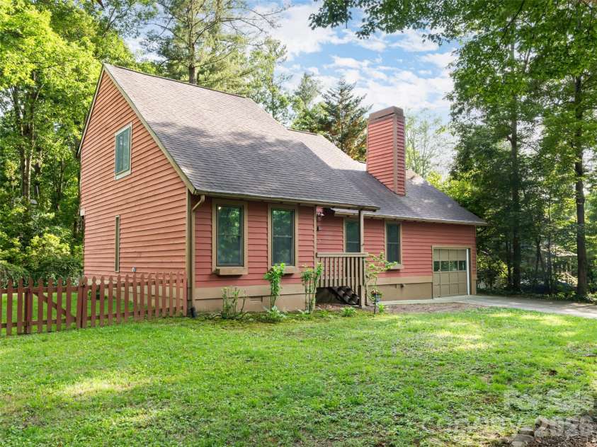 1 Oak Leaf Drive, Fletcher, NC 28732.  MLS# CAR4391386, YatesRealty ID 29309. 